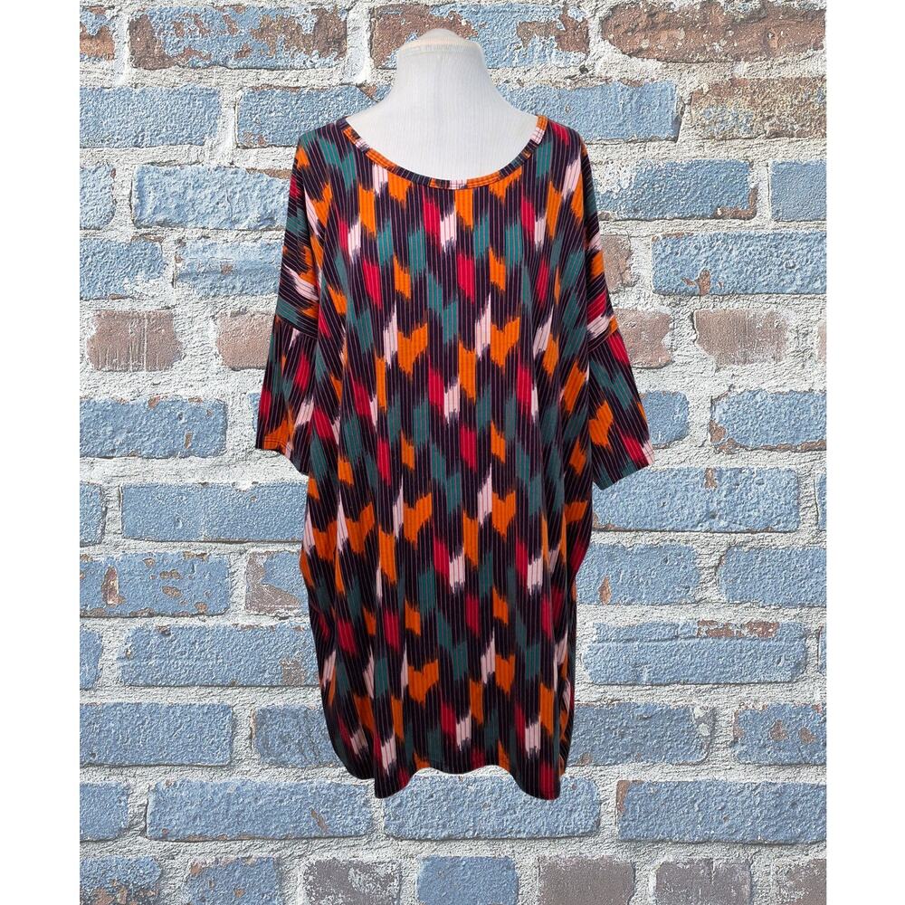 LuLa Roe Ladies Plus Size Top Size 2XL Short Sleeves Multicolors